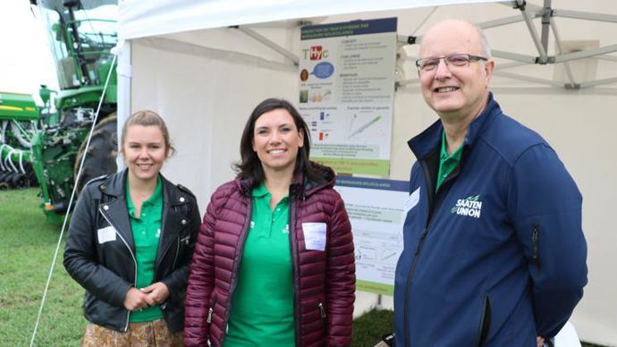 Camille Carton et Emilie Jacob, de l’université Jules Verne d’Amiens, au côté de Jean-Benoît Sarazin, directeur Technologie d’Asur Plant Breeding. © B. CAILLIEZ